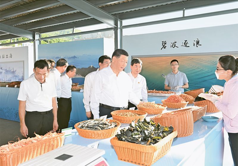 2024年10月15日至16日,中共中央总书记、国家主席、中央军委主席习近平在福建考察。这是15日下午,习近平在漳州市东山县陈城镇澳角村考察时,了解海鲜干货和渔获产品交易情况。 新华社记者 谢环驰/摄