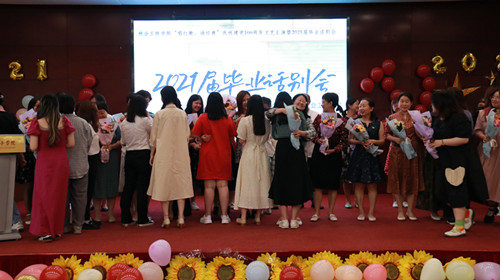 7bcfea8eef43422c9907b115dab8e27b.jpg 学生献花_副本.jpg