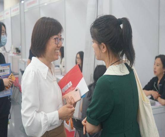 图片包含 游戏机, 站, 男人, 看着
描述已自动生成