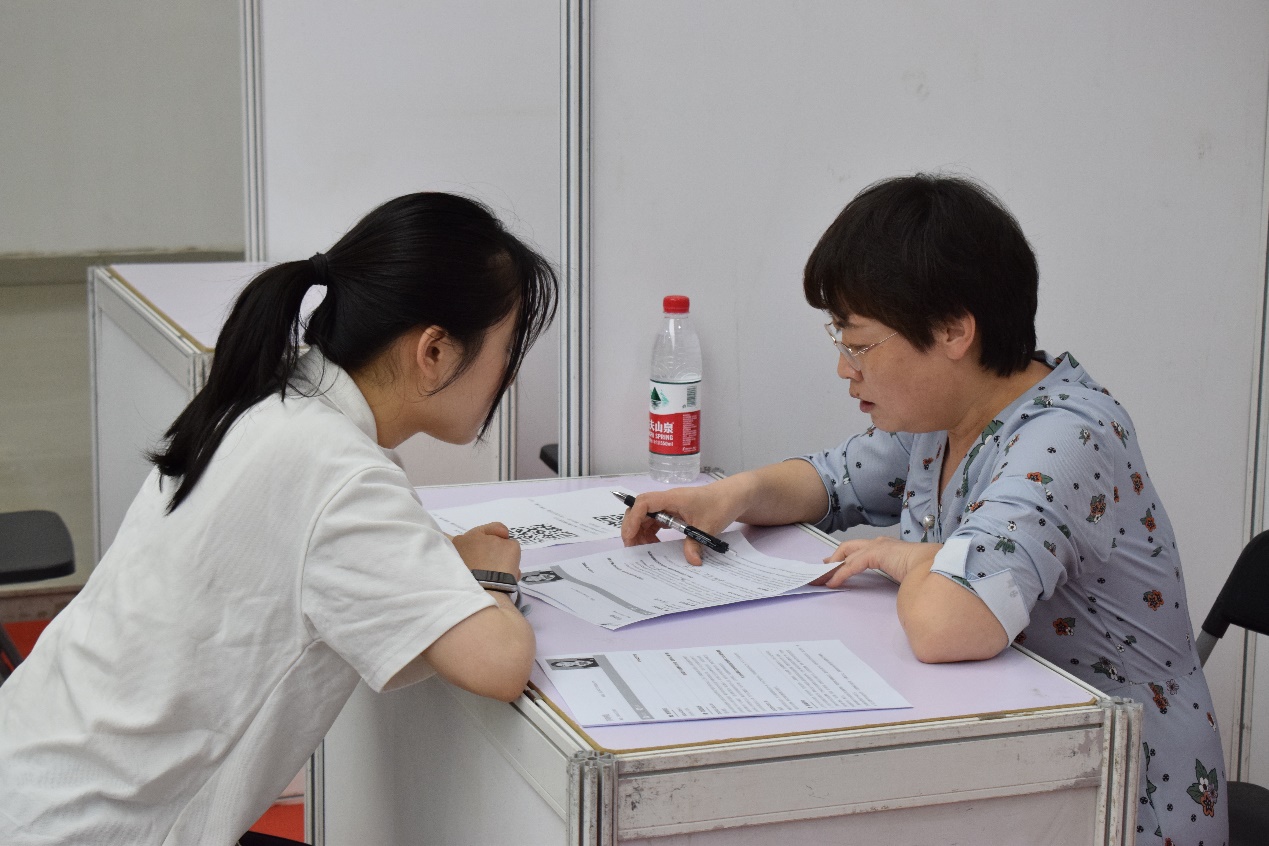 图片包含 人, 室内, 男人, 笔记本
描述已自动生成