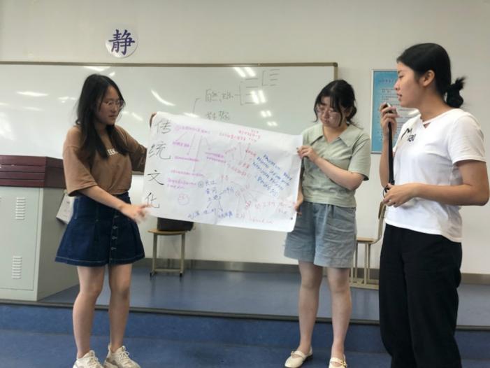 女人们站在一起
描述已自动生成