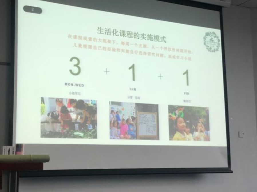 墙上贴着许多海报
描述已自动生成