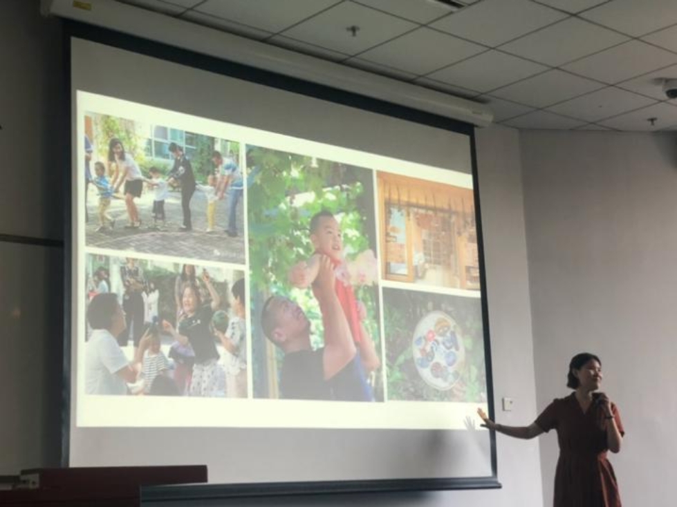 墙上贴了许多照片
描述已自动生成