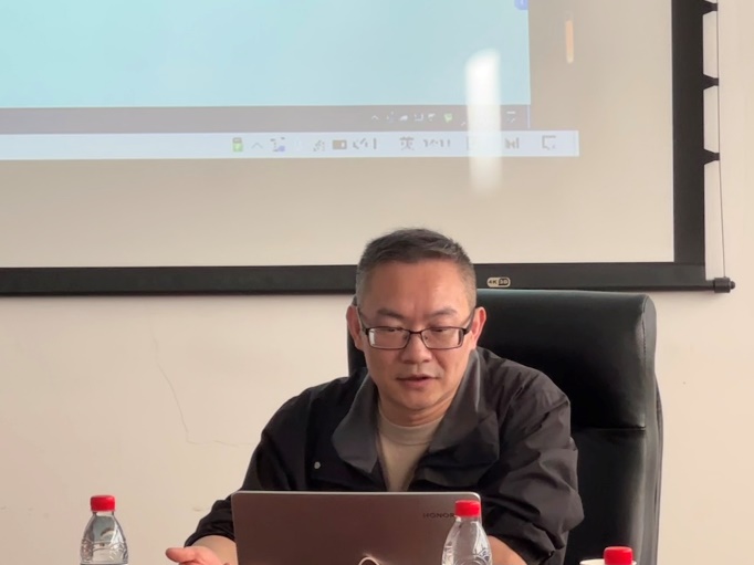 男人拿着笔记本电脑的桌子前
中度可信度描述已自动生成 男人拿着笔记本电脑的桌子前
中度可信度描述已自动生成