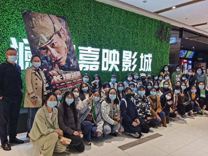 8421b985decc4494ac7516620caf6afa.jpg 师生观影_副本.jpg