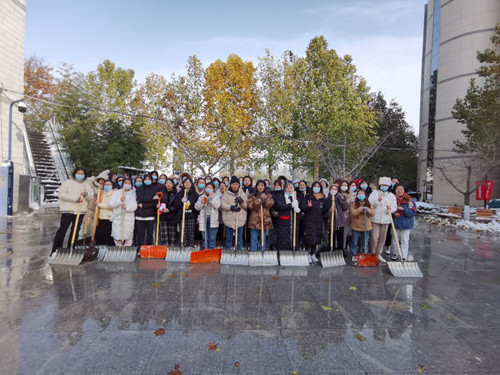 791b53a53a054dc7835a63f99e7a8da9.jpg 铲雪合影2_副本11.jpg